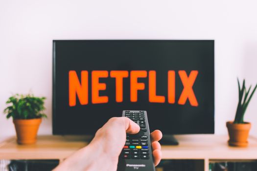 Netflix-kijkavond met de serie Adolescence op tv-scherm in een woonkamer