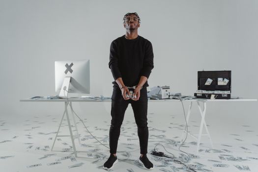 Rapper Boef tijdens een optreden met microfoon in de hand en fel podiumlicht op de achtergrond