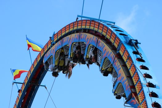 Kermis Nijkerk in het centrum met verlichte attracties, bezoekers en kramen in de avond