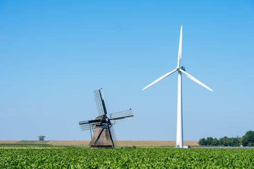 Nieuws Nijkerk in het centrum met het Plein, winkels en voorbijgangers bij de toren van Nijkerk