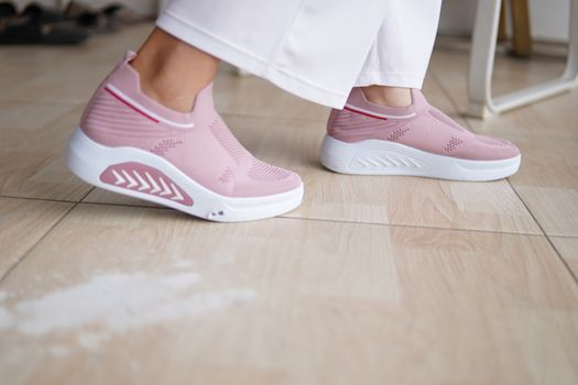 Dames met trendy sneakers in 2026-stijl wandelen door het centrum van Nijkerk met festivaloutfits en shoppingtassen
