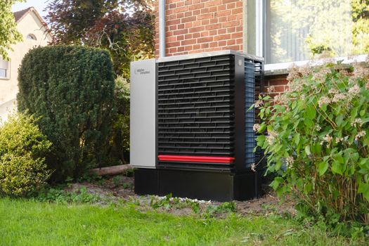 Huiseigenaar in Nijkerk bekijkt warmtepomp en subsidie-informatie voor verduurzaming van de woning in 2026