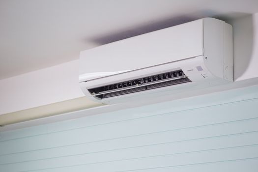 Buitenunit van een airco aan een woning in Nijkerk