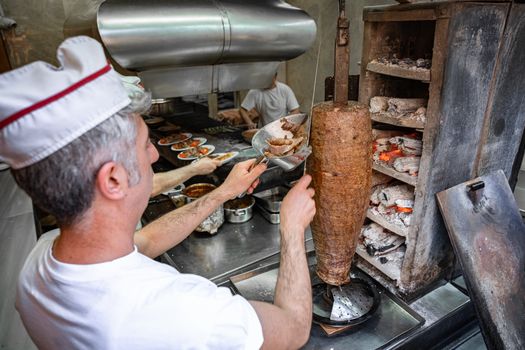Broodje met beste doner Nijkerk-stijl op tafel in een grillroom in het centrum van Nijkerk