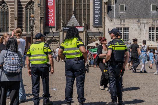 Vriendengroep op een groot dancefestival in Nederland met podiumlichten en zomerse festivalsfeer