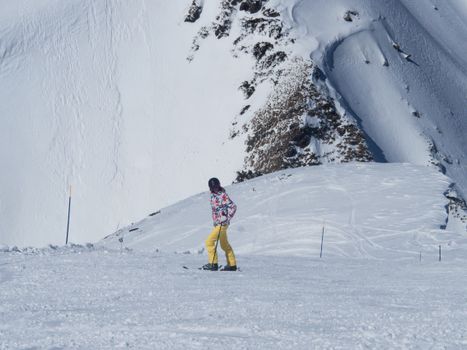 Halfpipe snowboarden vrouwen olympische winterspelen 2026 met een snowboardster hoog boven de pipe