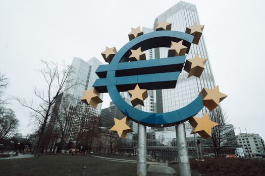 Stel in Nijkerk bekijkt hypotheekrente en ECB-rentevooruitzicht voor 2026 op laptop aan de keukentafel