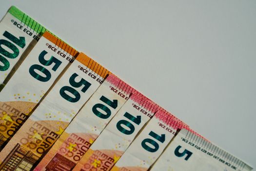 Huizenkoper in Nijkerk vergelijkt hypotheekrentes 2026 en ECB-invloed op laptop aan de keukentafel