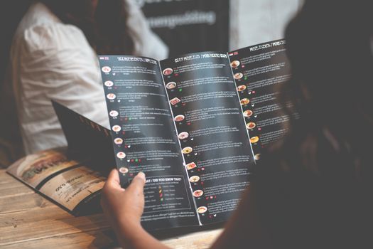 Gerechten op tafel bij Maan Restaurant in Nijkerk, passend bij het maan restaurant nijkerk menu