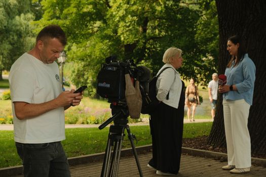 Bekende mannelijke RTL 4-nieuwslezers in een informatief profielartikel voor online lezers uit Nijkerk en de rest van Nederland