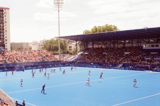 Supporters kijken olympische spelen live op een groot scherm in het centrum van Nijkerk