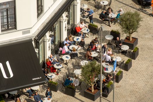 Terrassen en gevels van restaurants Nijkerk centrum rond het Plein op een levendige avond