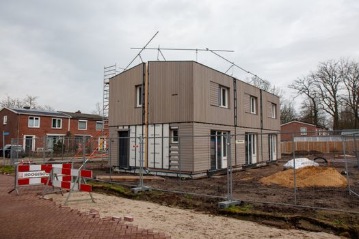 Stel bespreekt inrichting en budget in hun eerste gezamenlijke woning in Nijkerk