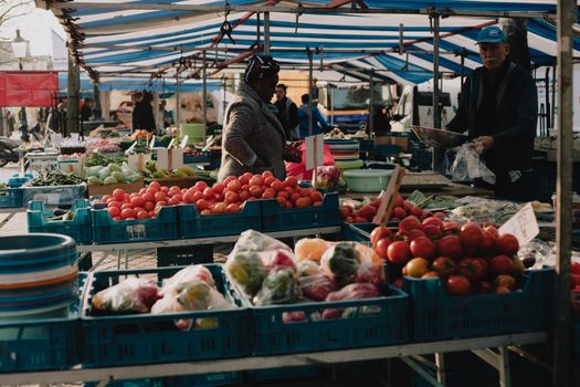 Weekmarkt Nijkerk met kramen vol groente, bloemen en bezoekers in het centrum van Nijkerk