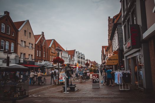 Winkels Nijkerk in de binnenstad met zicht op de Langestraat, terrassen en winkelend publiek