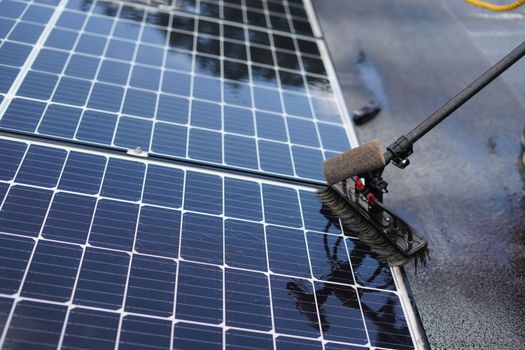 Specialist maakt zonnepanelen schoon op een woningdak in Nijkerk