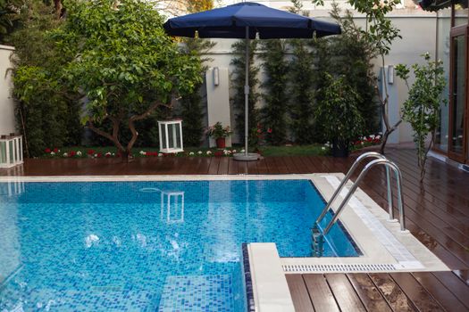 Compacte achtertuin in Nijkerk met plunge pool, pergola en slimme indeling voor een kleine tuin