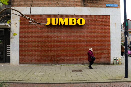 Kom aspergesoep jumbo recept met witte asperges, ham en peterselie op tafel
