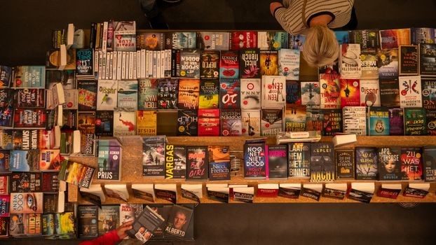 Stapels beleggingsboeken op tafel in een café in Nijkerk met notitieblok en koffie