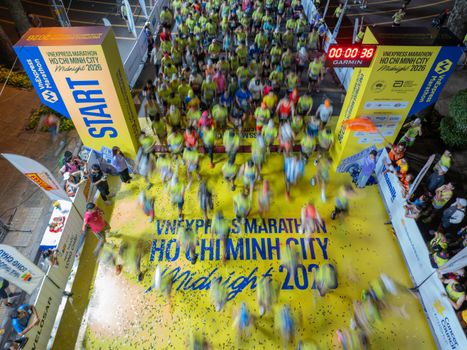 Lopers en publiek in het centrum van Nijkerk tijdens city run nijkerk 2026 bij het Plein