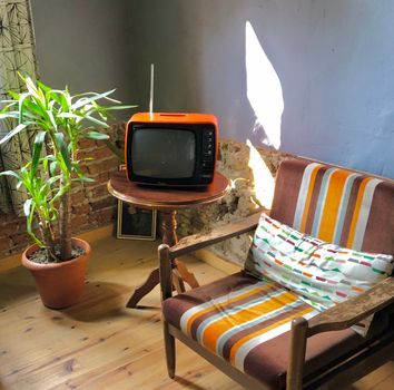 Woonkamer in jaren 70 stijl interieur met warme kleuren, retro meubels en opvallende patronen in een huis in Nijkerk