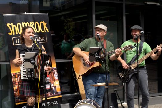 Gezellige avond met live muziek en volle terrassen in de binnenstad van Nijkerk