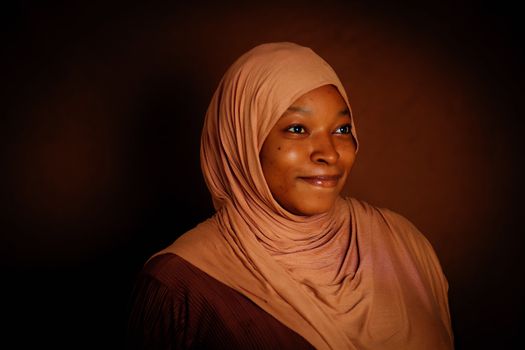 Portret van Nurlaila Karim bij een achtergrondartikel over musical, stemwetenschap en online zoekgedrag