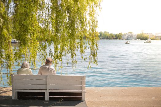 Man en vrouw in Nijkerk bekijken samen pensioenpapieren en financiële planning aan de keukentafel
