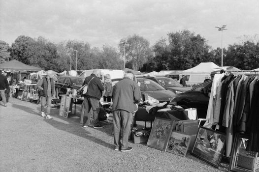 Bezoekers snuffelen tussen kramen op een rommelmarkt Nijkerk 2026 op het Plein in het centrum