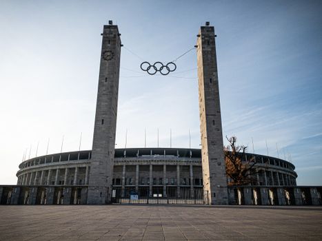 Skeleton olympische spelen 2026 met een atleet op een slee in een ijskanaal tijdens een snelle afdaling