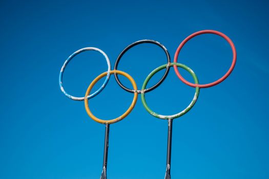 Sluitingsceremonie olympische spelen 2026 met lichtshow, vlaggen en publiek in een vol stadion