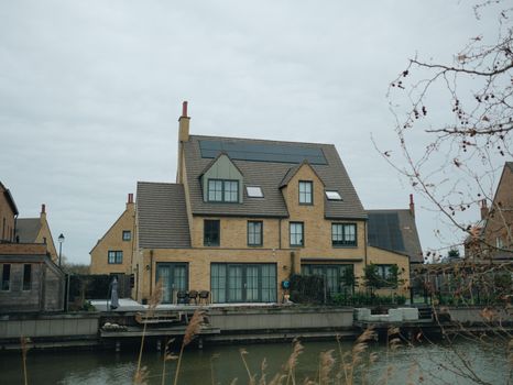 Woning in Nijkerk met zonnepanelen en thuisbatterij in de berging als illustratie bij subsidie en regelingen in 2026