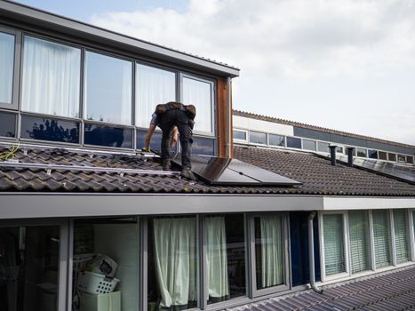 Zonnepanelen op een woning in Nijkerk met een thuisbatterij in de bijkeuken