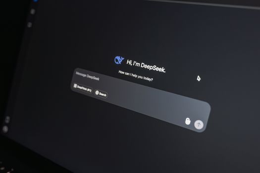 Persoon in Nijkerk bekijkt op een smartphone slimme zoekresultaten en nieuwssamenvattingen