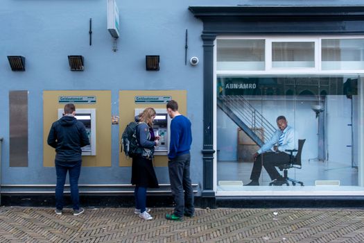 Huiseigenaar in Nijkerk bekijkt belastingaangifte en hypotheekpapieren aan de keukentafel