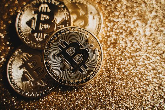 Grafiek van de bitcoin koers op een laptopscherm met eurobiljetten en notities op tafel, passend bij een financieel artikel voor lezers in Nijkerk
