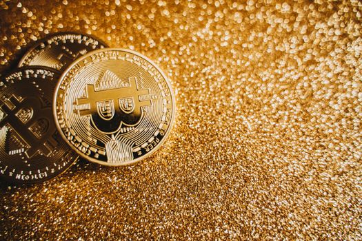 Grafiek van bitcoin koers met rekenmachine en notities voor particuliere beleggers in Nijkerk