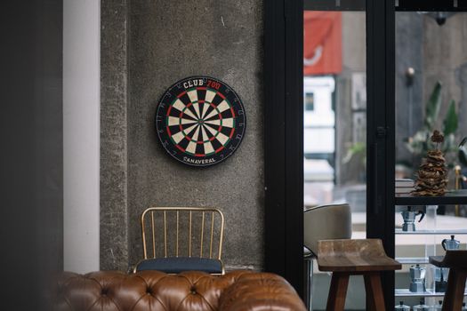 Darts live kijken op groot scherm in een café in het centrum van Nijkerk