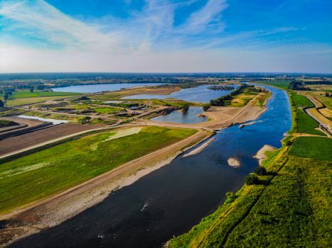 Huiseigenaar in Nijkerk bekijkt offertes voor isolatie en zonnepanelen aan de keukentafel