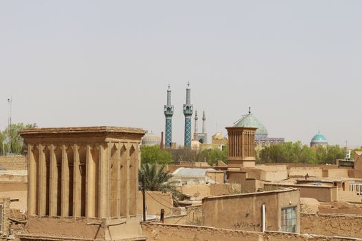 Iran nieuws op smartphone met wereldkaart en notitieblok op tafel in Nijkerkse werksfeer
