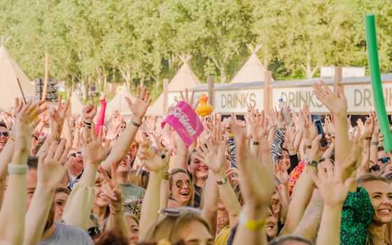 Bezoekers genieten van muziek, foodtrucks en zomerse sfeer op Kokkeveld Festival in Nijkerk