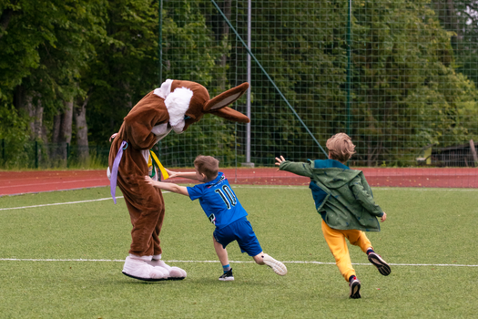 Illustratie van mascotte olympische spelen 2026 Tina en Milo in winterse olympische setting