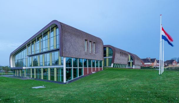 Vergelijking van nu.nl met lokaal nieuws voor Nijkerk, met een laptop en het centrum van Nijkerk op de achtergrond