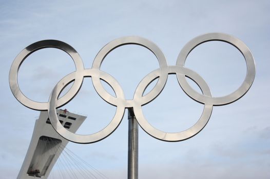 Tv-scherm met Olympische Spelen 2026 en kijkende sportfans in een woonkamer in Nijkerk