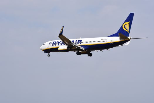 Reizigers uit Nijkerk vergelijken Ryanair-tickets en vertrektijden op een Nederlandse luchthaven