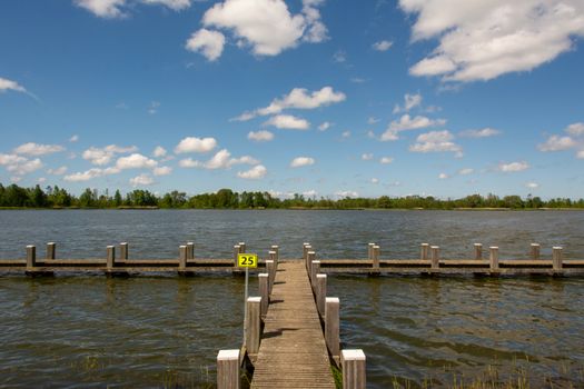 Starter bekijkt met adviseur de mogelijkheden van de starterslening in Nijkerk voor een eerste koopwoning