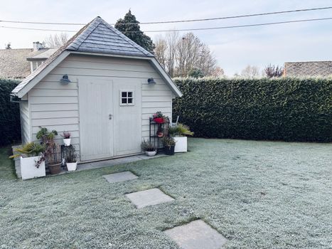 Bewoner in Nijkerk maakt tuin winterklaar met bladeren opruimen, potten beschermen en terras schoonvegen