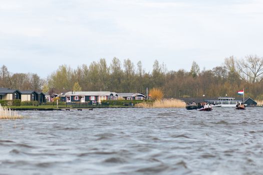 Gezellige binnenstad van Nijkerk tijdens de voorjaarsvakantie 2026 met terrassen en winkelend publiek