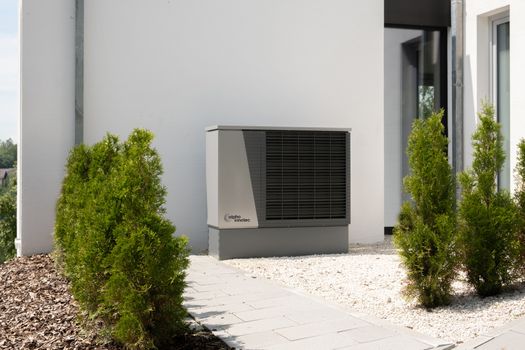 Buitenunit van een warmtepomp naast een woning in Nijkerk