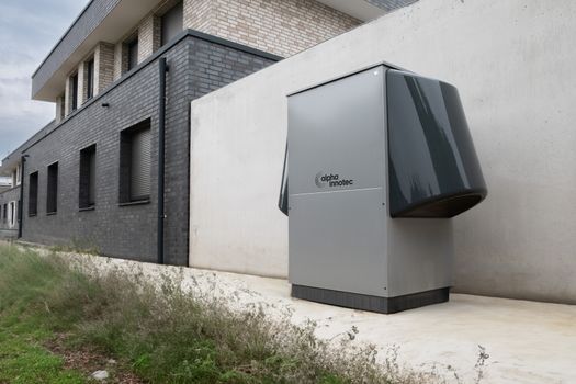 Buitenunit van een warmtepomp naast een woning in Nijkerk